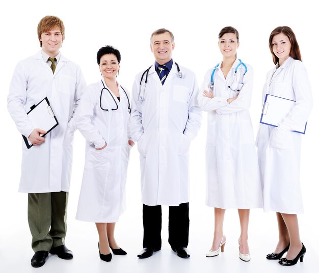 Pięciu szczęśliwych pomyślnych uśmiechniętych lekarzy stojących razem w rzędzie