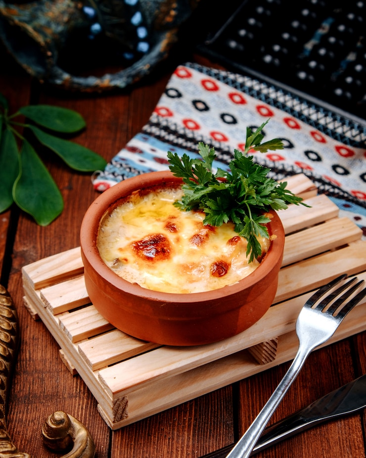 Bezpłatny plik Zdjęcie pieczarkowa julienne z zielenią na stole