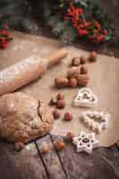 Bezpłatne zdjęcie pieczenie słodkich ciasteczek świątecznych z orzeszkami ziemnymi
