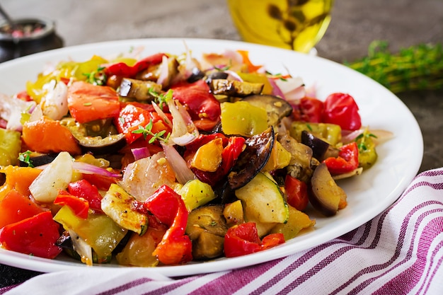 Bezpłatne zdjęcie pieczone warzywa na białym talerzu. bakłażan, cukinia, pomidory, papryka i cebula