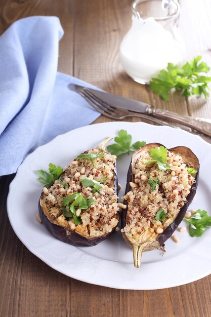 Pieczony bakłażan z quinoa