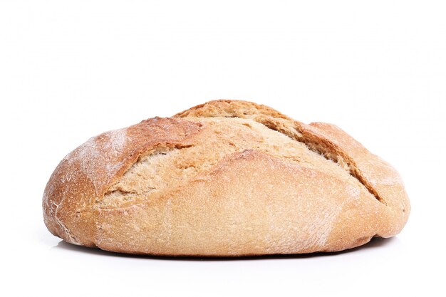 Pieczony chleb na białym tle