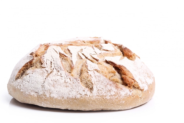 Pieczony chleb na białym tle