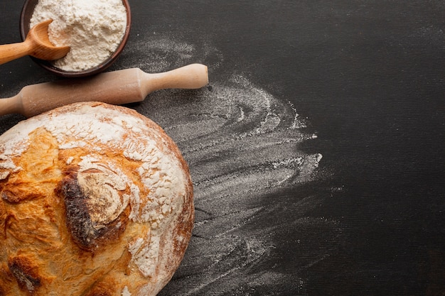 Bezpłatne zdjęcie pieczony chleb ze skórką i mąką