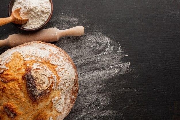 Pieczony chleb ze skórką i mąką