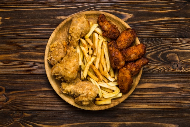 Bezpłatne zdjęcie pieczony kurczak i francuski smażony