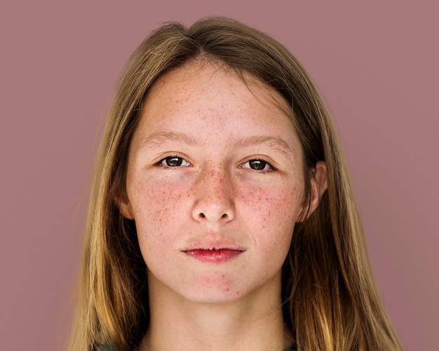 Bezpłatne zdjęcie piegowaty portret twarzy dziewczyny, koncepcja naturalnego piękna