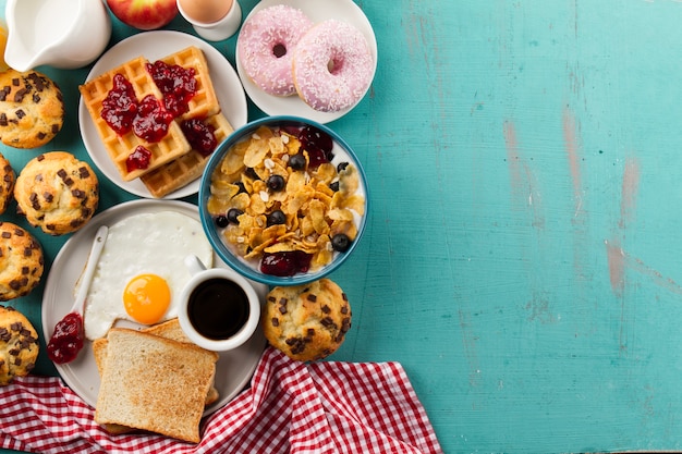 Bezpłatne zdjęcie piekarnia jedzenie i muesli na śniadanie