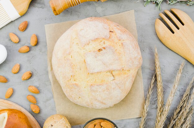 Piekarnia martwa natura z ręcznie robionym chlebem