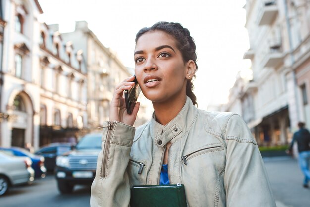 Piękna afrykańska dziewczyna opowiada na telefonie komórkowym