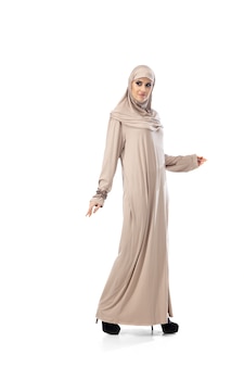 Piękna arabska kobieta pozowanie w stylowy hidżab na białym tle na tle studio. koncepcja mody