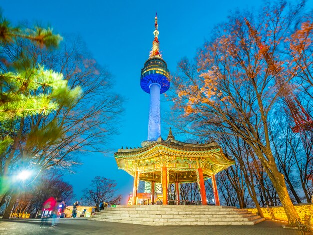 Piękna architektura buduje N Seul wierza