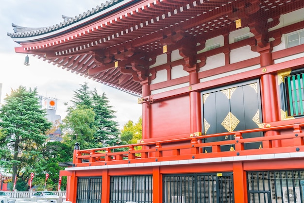 Piękna architektura w świątyni Sensoji wokół Asakusa w Japonii