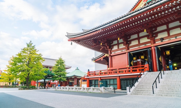 Piękna architektura w świątyni Sensoji wokół Asakusa w Japonii