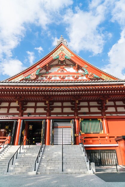 Piękna architektura w świątyni Sensoji wokół Asakusa w Japonii