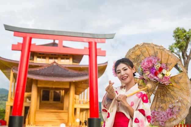Piękna Azjatycka Kobieta Jest Ubranym Japońskiego Kimono, Tradycyjny Smokingowy Pojęcie.
