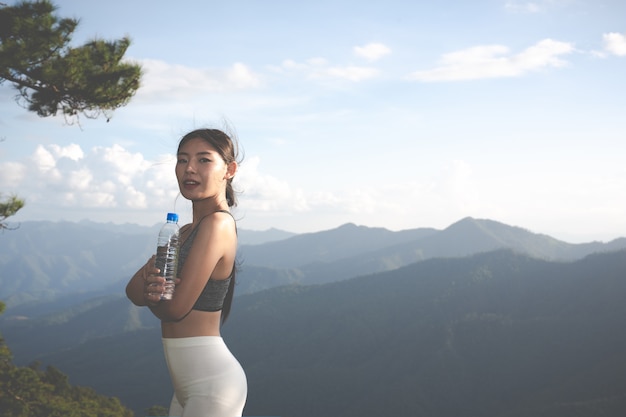 Piękna Azjatycka Kobieta Medytuje I ćwiczy Na Szczycie Góry.