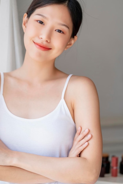 Piękna azjatycka nastolatka uśmiechnięta satnand ze szczęścia i atrakcyjności