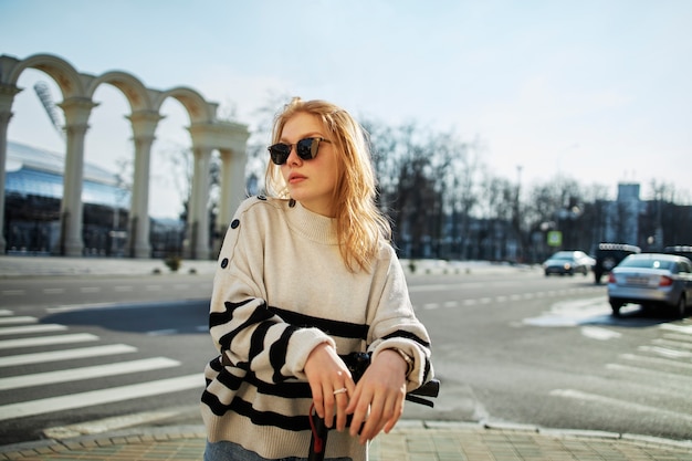 Bezpłatne zdjęcie piękna białoruska osoba w mieście