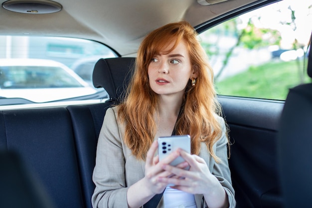 Piękna Bizneswoman Dojeżdża Z Biura Na Tylnym Siedzeniu Swojego Luksusowego Samochodu Przedsiębiorca Pasażera Podróżującego Taksówką Transferową Na Miejskiej Ulicy