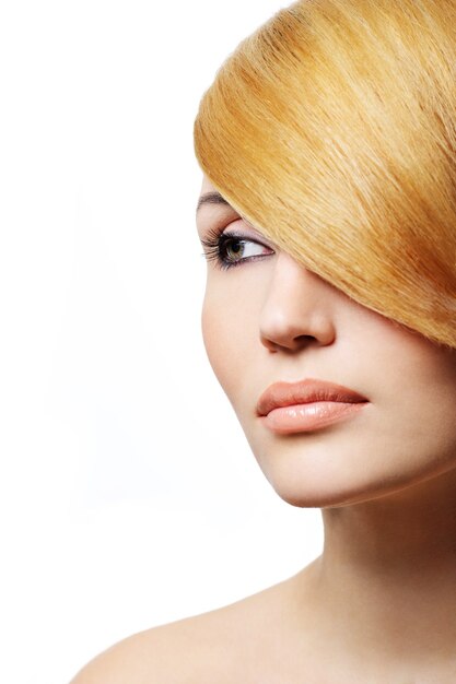 Bezpłatne zdjęcie piękna blond kobieta - fryzura kreatywności