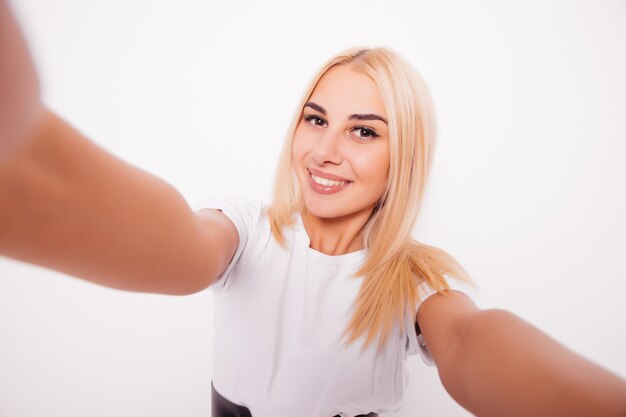 Piękna blond kobieta kaukaski wziąć selfie