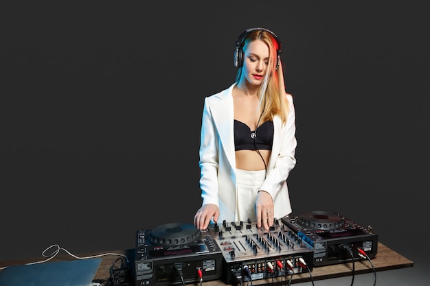 Piękna Blondynka Dj Dziewczyna Na Pokładach