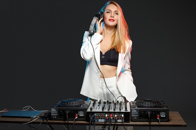 Piękna Blondynka Dj Dziewczyna Na Pokładach