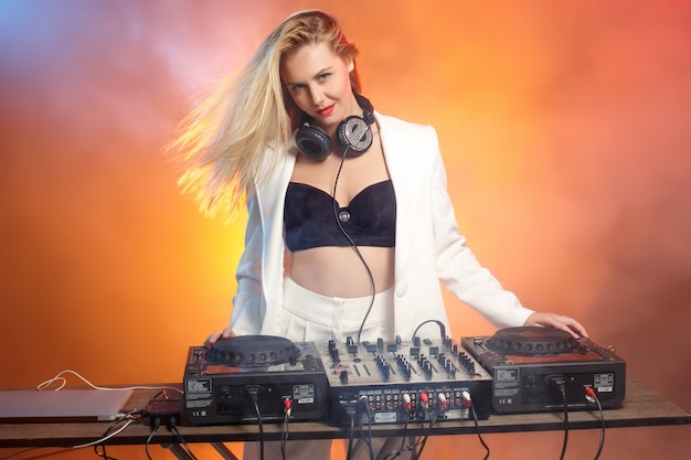 Piękna Blondynka Dj Na Pokładach - Impreza,