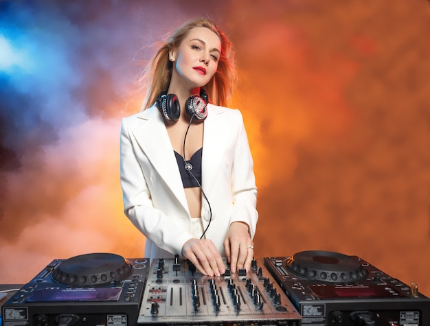 Piękna Blondynka Dj Na Pokładach - Impreza,