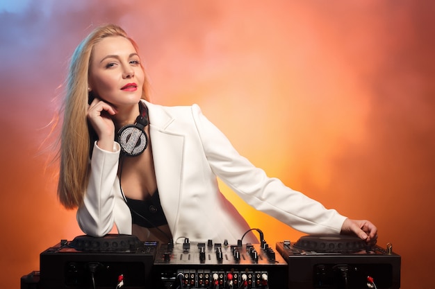 Piękna Blondynka Dj Na Pokładach - Impreza,