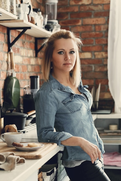 Bezpłatne zdjęcie piękna blondynka w domu