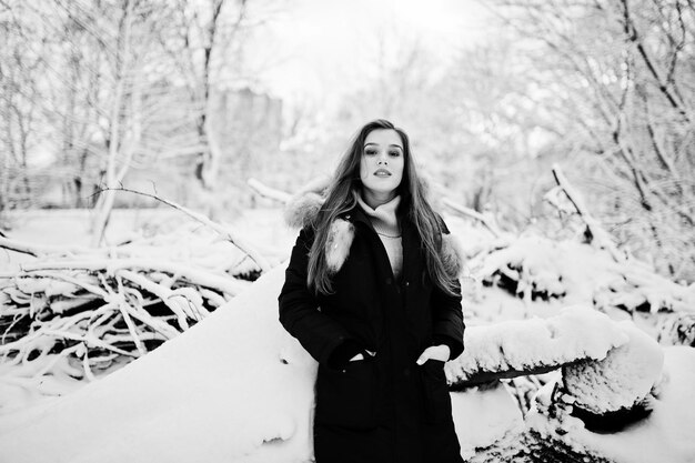 Piękna brunetka dziewczyna w zimowej ciepłej odzieży Model na zimowej kurtce