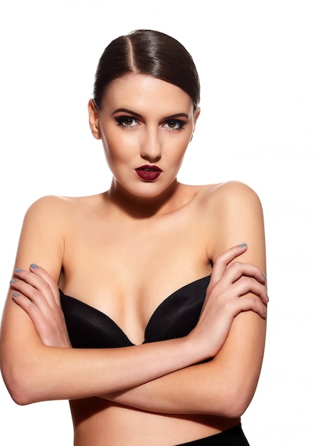 piękna brunetka na bieliźnie