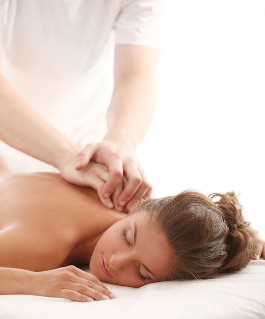 Piękna caucasian kobieta cieszy się masaż