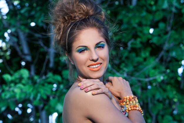 Piękna caucasian kobieta z artystycznym makeup