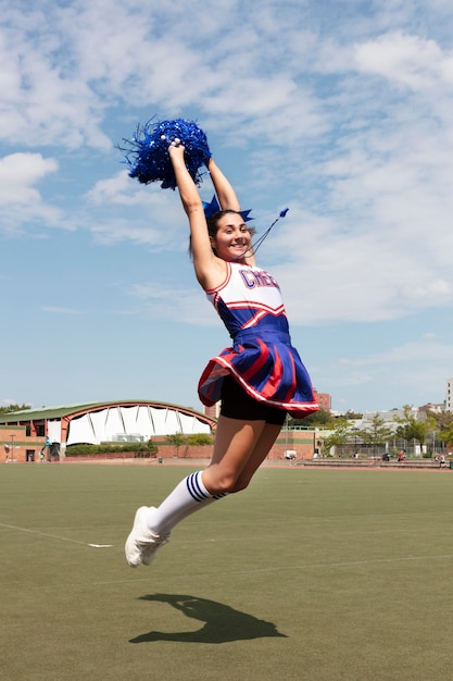 Piękna cheerleaderka w uroczym mundurze