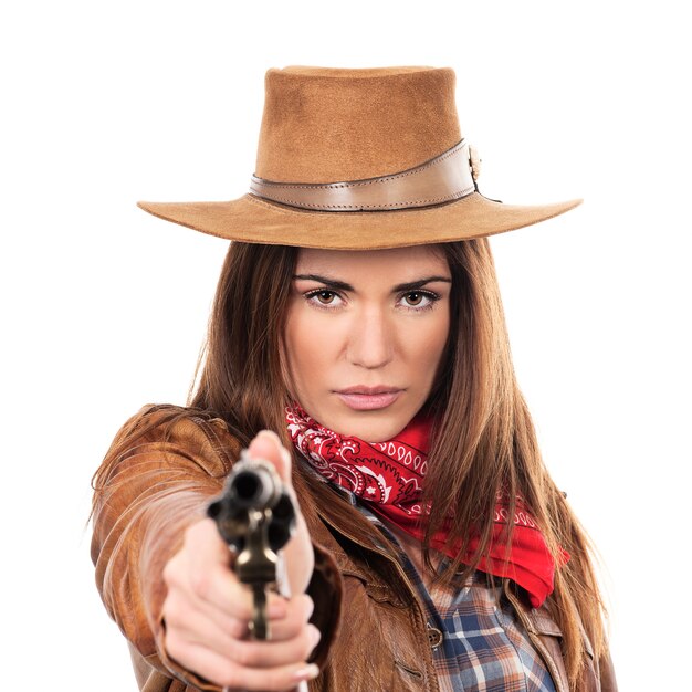 Piękna cowgirl z pistoletem na białym tle