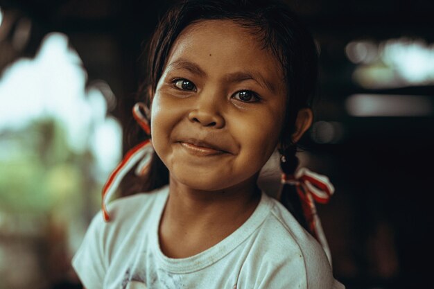 piękna dziewczyna dziecko indonezyjski z warkoczykami i wstążkami. Piękna balijska dziewczyna z dużymi czarnymi oczami. Bali, lis 2021