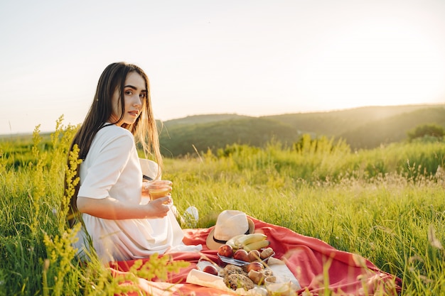 Piękna dziewczyna na pikniku w letnim polu