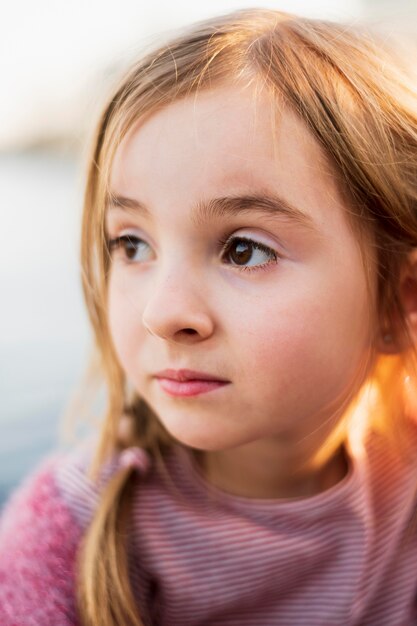 Piękna dziewczyna patrzeje oddalonego portret