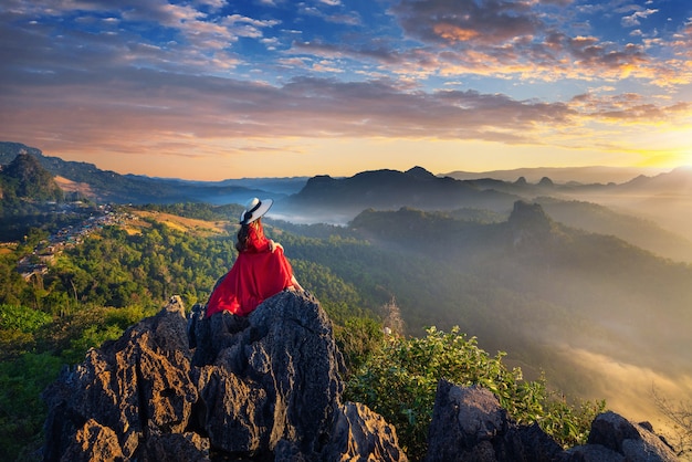 Piękna dziewczyna siedzi na punkcie widzenia wschodu słońca w miejscowości Ja Bo, prowincja Mae hong son, Tajlandia