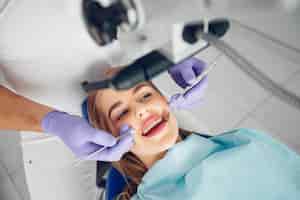 Bezpłatne zdjęcie piękna dziewczyna siedzi w gabinecie dentystycznym