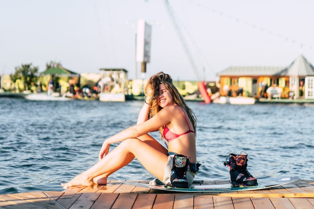 piękna dziewczyna z długimi włosami z wakeboard