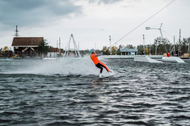 Bezpłatne zdjęcie piękna dziewczyna z długimi włosami z wakeboard