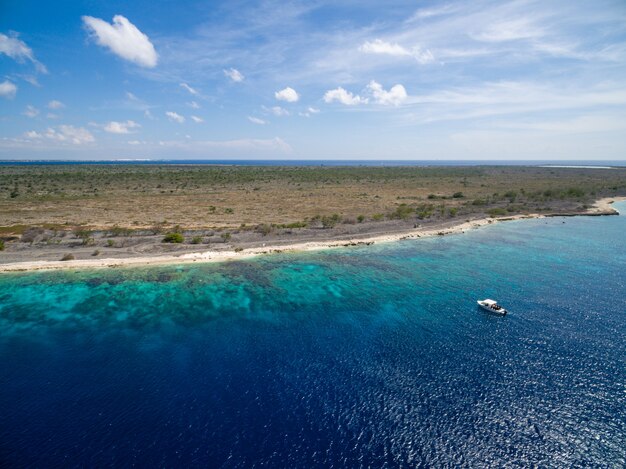 Piękna egzotyczna tropikalna wyspa na Bonaire na Karaibach