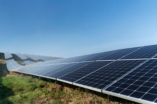 Piękna elektrownia alternatywna z panelami słonecznymi