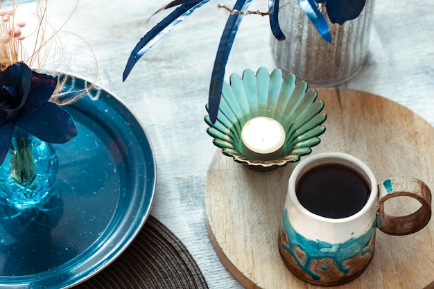 Piękna filiżanka herbaty i elementy dekoracyjne na jasnym drewnianym stole, widok z góry.