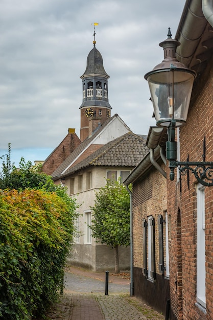 Piękna historyczna ulica w mieście Prowincji Ravenstein Brabancja Północna Holandia