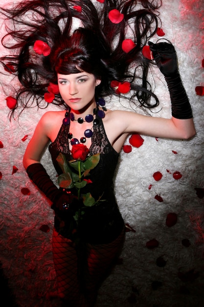Piękna i romantyczna kobieta z czerwoną różą
